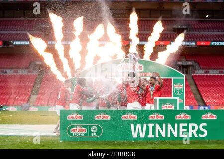Les joueurs de Salford City FC célèbrent la victoire du Trophée Papa Johns FA 2020 après avoir battu Portsmouth 4-2 sur des pénalités. 13 mars 2021. Stade Wembley. Banque D'Images