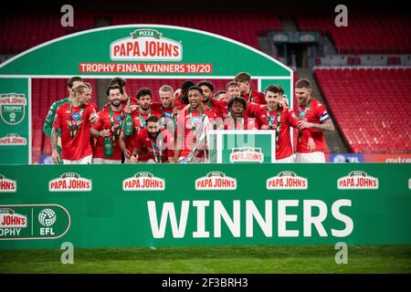Les joueurs de Salford City FC célèbrent la victoire du Trophée Papa Johns FA 2020 après avoir battu Portsmouth 4-2 sur des pénalités. 13 mars 2021. Stade Wembley. Banque D'Images
