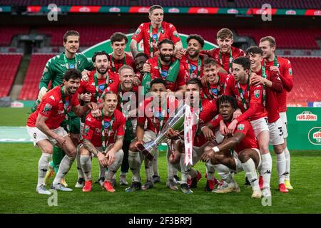 Les joueurs de Salford City FC célèbrent la victoire du Trophée Papa Johns FA 2020 après avoir battu Portsmouth 4-2 sur des pénalités. 13 mars 2021. Stade Wembley. Banque D'Images