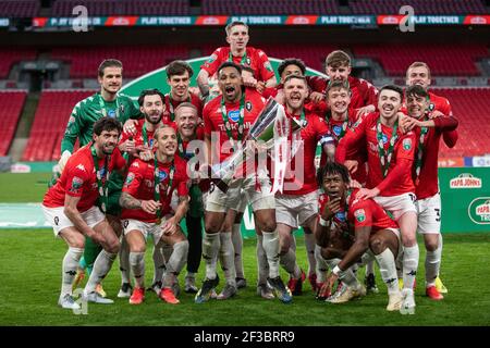 Les joueurs de Salford City FC célèbrent la victoire du Trophée Papa Johns FA 2020 après avoir battu Portsmouth 4-2 sur des pénalités. 13 mars 2021. Stade Wembley. Banque D'Images
