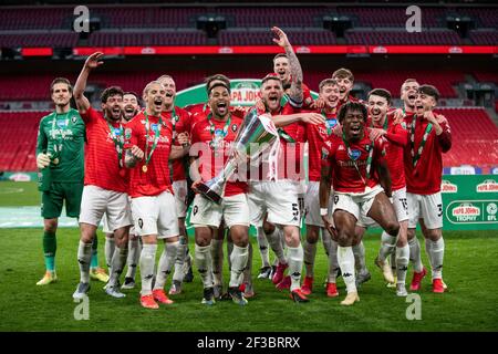 Les joueurs de Salford City FC célèbrent la victoire du Trophée Papa Johns FA 2020 après avoir battu Portsmouth 4-2 sur des pénalités. 13 mars 2021. Stade Wembley. Banque D'Images