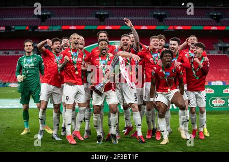 Les joueurs de Salford City FC célèbrent la victoire du Trophée Papa Johns FA 2020 après avoir battu Portsmouth 4-2 sur des pénalités. 13 mars 2021. Stade Wembley. Banque D'Images