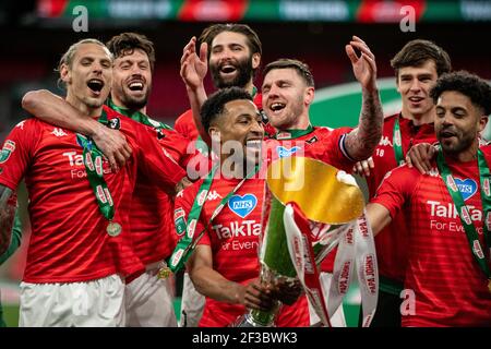 Les joueurs de Salford City FC célèbrent la victoire du Trophée Papa Johns FA 2020 après avoir battu Portsmouth 4-2 sur des pénalités. 13 mars 2021. Stade Wembley. Banque D'Images