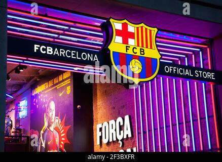 BARCELONE, ESPAGNE - 10 MARS 2018 : entrée au magasin officiel FCB (Futbol Club Barcelona) situé à Passeig de Gracia Banque D'Images