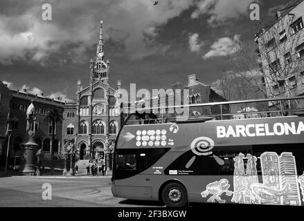 BARCELONE, ESPAGNE - 11 MARS 2018: Barcelone visite de la ville bus touristique près de l'hôpital de Sant Pau. Photo historique noir blanc. Banque D'Images