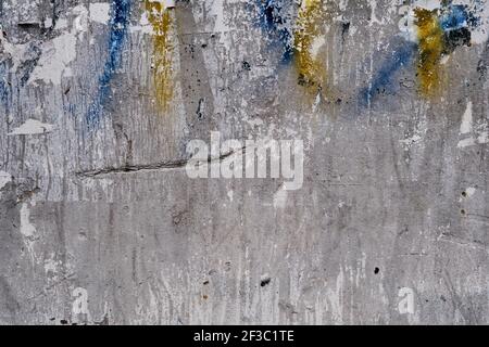 Vieux mur de panneau de saillie arrondie avec des supports d'affiches publicitaires pelées usées, arrière-plan de grunge ou texture Banque D'Images