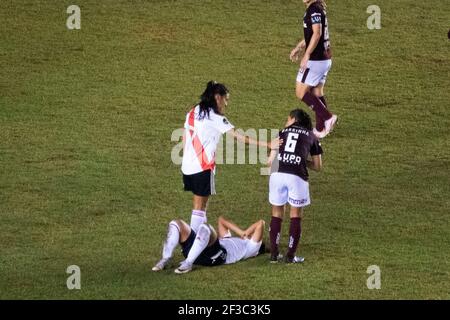 15 mars 2021, Moron, province de Buenos Aires, Argentine: SPORTS.- 15 mars 2021. Moron, province de Buenos Aires, Argentine.- joueur de FerroviariaÂ (Brésil) confort d'un joueur de plateau de rivière (ARG) après avoir remporté le match 1 à 0 contre la plaque de rivière (ARG) au dernier quart de football féminin CONMEBOL Copa Libertadores, au stade Deportivo Moron de Moron à Moron, province de Buenos Aires, Argentine, lundi 15 mars 2021..Ferroviaria est en demi-finale (Credit image: © Julieta Ferrario/ZUMA Wire) Banque D'Images
