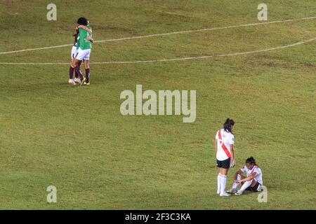 15 mars 2021, Moron, province de Buenos Aires, Argentine: SPORTS.- 15 mars 2021. Moron, province de Buenos Aires, Argentine.- les joueurs de Ferroviarias (Brésil) embrassent et célèbrent la victoire du match 1-0 tandis que le joueur de River plate-forme (ARG) réconforte son partenaire après avoir perdu au dernier quart de la femme de football CONMEBOL Copa Libertadores, au stade Deportivo Moron de Moron, dans la province de Buenos Aires, Argentine, le lundi 15 mars, 2021..Ferroviaria est en demi-finale (Credit image: © Julieta Ferrario/ZUMA Wire) Banque D'Images