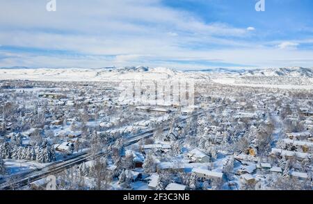 Quartier résidentiel de fort Collins dans le nord du Colorado après une tempête de neige intense, une vue aérienne de la fin de l'hiver ou des paysages printaniers Banque D'Images