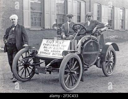 THOMAS EDISON (1847-1931) inventeur américain de la voiture S.R.Bailey & Co pour laquelle sa société a fourni la pile alcaline utilisée lors du concours d'endurance de 1910 mille miles de septembre avec des voitures à essence. Il s'agit d'une ascension de 6000 pieds jusqu'au sommet du mont Washington. Banque D'Images