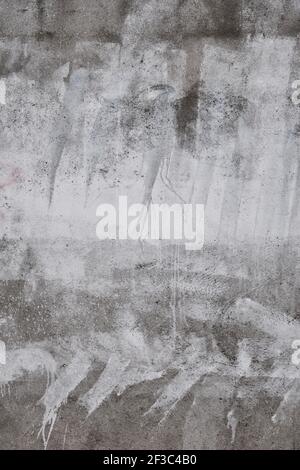 Mur en béton avec peinture blanche goutte à goutte, fond ou texture de grunge Banque D'Images