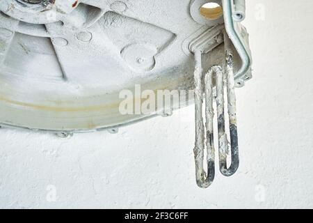 chauffage du lave-linge défectueux. élément du réservoir du lave-linge Banque D'Images