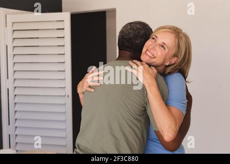 Un couple senior diversifié se tenant accueillant et souriant Banque D'Images