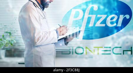 CLUJ-NAPOCA -ROUMANIE - MARS 9 2021: Pfizer vaccin Covid-19 concept. Aiguille de seringue et vaccin, logo flou de la société Pfizer sur le fond. Banque D'Images