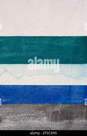 Rayures sarcelle bleues et vertes peintes sur un mur blanc, un arrière-plan abstrait ou une texture Banque D'Images