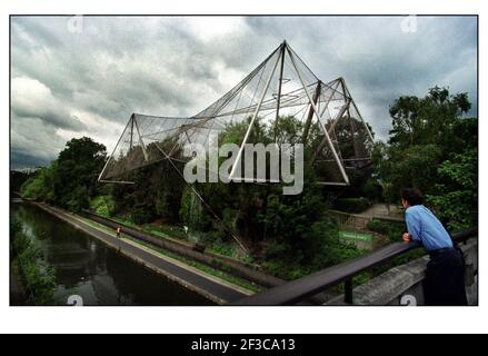 London Zoo Regents Park le Snowdon Aviary, un bâtiment classé. Juillet 2000 se tenant à côté du canal regents Banque D'Images