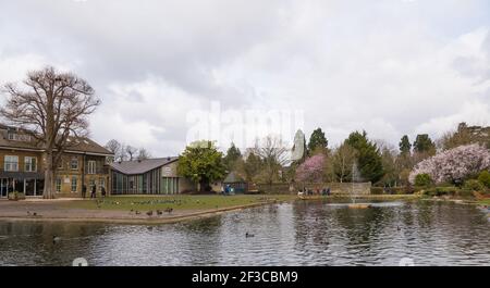 Vue sur le grand étang de Pinner Memorial Park vers West House, le musée Heath Robinson et la volière. Pinner, Middlesex, Angleterre, Royaume-Uni Banque D'Images