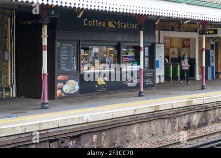 Station de métro Pinner Metropolitan Line, plate-forme en direction du sud avec portes d'entrée et de sortie et café-restaurant. Pinner, Middlesex, Angleterre, Royaume-Uni Banque D'Images