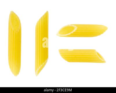 Pâtes italiennes brutes de penne rigate isolées sur fond blanc, vue du dessus Banque D'Images