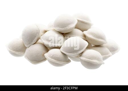 Crues de boulettes fraîches avec de la viande sur fond blanc. Pelmeni. Boulettes congelées avec de la viande. Motif Varenyky. Banque D'Images