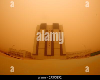 La photo montre une forte tempête de sable qui frappe le centre de lancement de satellite de Jiuquan à Jiuquan City, dans la province de Gansu, dans le nord-ouest de la Chine, le 15 mars 2021. (Photo de /ChinaImages/Sipa USA) Banque D'Images