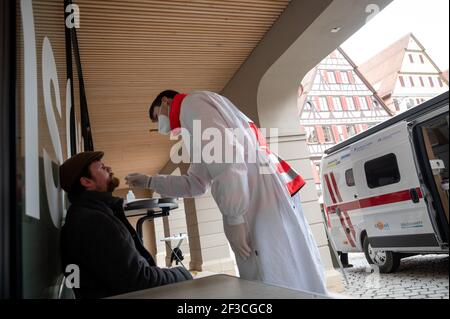 16 mars 2021, Bade-Wurtemberg, Tübingen: Un homme a un test rapide Corona réalisé sur lui à une station d'essai. Avec l'État du Bade-Wurtemberg, le projet modèle "ouverture avec sécurité" est en cours à Tübingen. L'objectif est de vérifier si l'utilisation intensive de tests rapides peut également être utilisée pour mettre en œuvre des étapes d'ouverture supplémentaires sans avoir d'effet négatif sur l'incidence de l'infection corona. Photo: Sebastian Gollnow/dpa Banque D'Images
