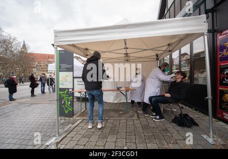 16 mars 2021, Bade-Wurtemberg, Tübingen: Un homme a un test rapide Corona réalisé sur lui à une station d'essai. Avec l'État du Bade-Wurtemberg, le projet modèle "ouverture à la sécurité" est en cours à Tübingen. L'objectif est de vérifier si l'utilisation intensive de tests rapides peut également être utilisée pour mettre en œuvre des étapes d'ouverture supplémentaires sans avoir d'effet négatif sur l'incidence de l'infection corona. Photo: Sebastian Gollnow/dpa Banque D'Images