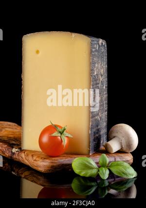Délicieux fromage de raclette suisse fondu avec légumes. Banque D'Images