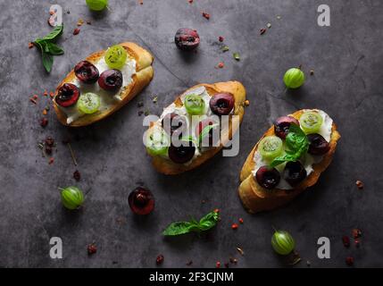 Bruschetta aux baies, fromage à la crème, baies de chèvre. Gros plan. Vue de dessus. Banque D'Images