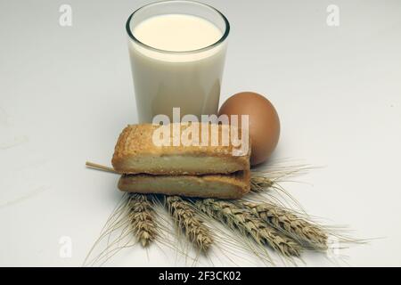 biscuit et blé mûr et œuf et lait sur blanc arrière-plan Banque D'Images