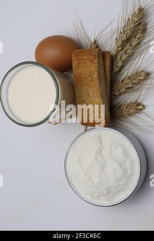 biscuit et blé mûr et œuf et lait sur blanc arrière-plan Banque D'Images