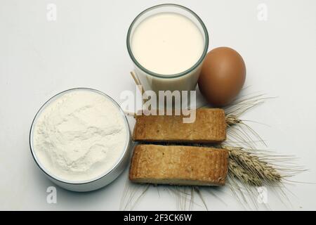 biscuit et blé mûr et œuf et lait sur blanc arrière-plan Banque D'Images