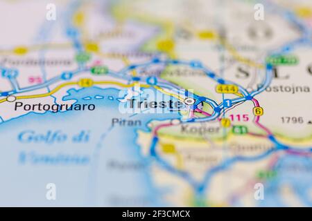 Trieste affiché sur une carte géographique ou une carte routière Banque D'Images