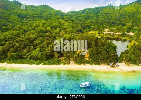 Mahé, Seychelles - 7 février 2019 : vue aérienne de l'île tropicale de Mahé et des magnifiques lagons Banque D'Images