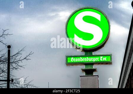 S-Bahn schild à Berlin (Unter den Linden), panneau pour le chemin de fer urbain à Berlin Banque D'Images