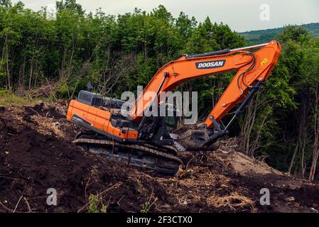 Bulgarie, Polski trambesh, 20 MAI 2020: Une pelle hydraulique à chaîne creusant le terrain sur une pente et défrichant la végétation pendant la construction du Sud Banque D'Images