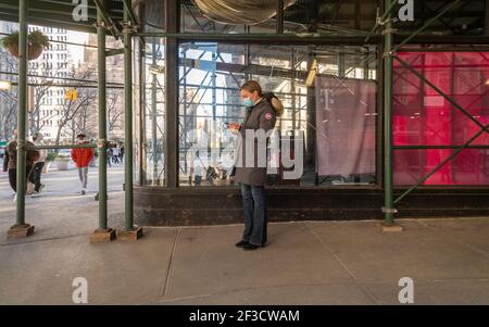 Piétons masqués dans le quartier Flatiron de New York le samedi 13 mars 2021. (Âphoto de Richard B. Levine) Banque D'Images