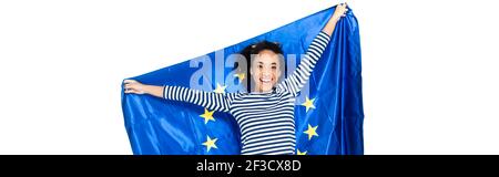 joyeuse femme afro-américaine portant le drapeau de l'union européenne isolée sur une bannière blanche Banque D'Images