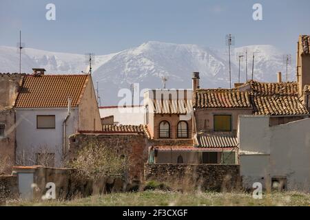 Photo charmante des maisons et des toits de la petite ville de Bulbuente, dans la région de Campo de Borja, Saragosse, Espagne, avec le Moncayo dans le Banque D'Images