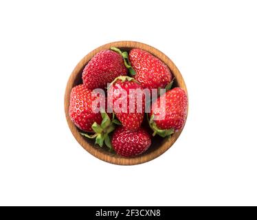 Vue de dessus. Fraise isolée. Fraises sur bol en bois isolées sur découpe blanche. Fraises sur fond blanc. Baies avec espace de copie pour te Banque D'Images