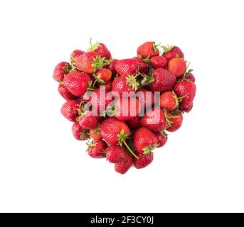 Fraises en forme de coeur sur fond blanc. Fraises isolées sur fond blanc. Gros plan sur les baies mûres. Vue de dessus. Fond de baies rouges. B Banque D'Images