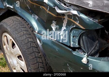 Voiture verte gravement endommagée impliquée dans un accident d'automobile horizontal Banque D'Images