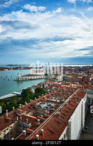 Paysage urbain de Venise, vue sur les vieux bâtiments pittoresques et la cathédrale Santa Maria della Salute depuis le clocher de la place Saint-Marc sous le beau Banque D'Images