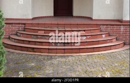 Escalier ou escalier de la maison endommagé avec carreaux cassés sur béton étapes Banque D'Images