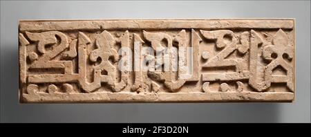 Fragment de Frieze avec phrase répétée, "la souveraineté est celle de Dieu", Iran, XIe siècle. Trouvé à la Tepe Madrasa partie du site de Nishapur ont orné une mosquée. Banque D'Images