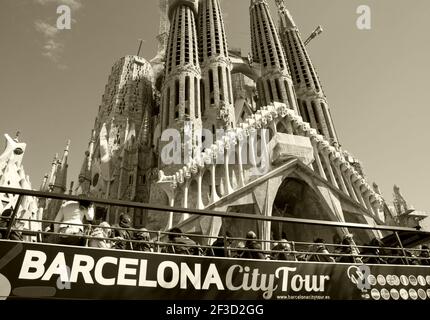 BARCELONE, ESPAGNE - 12 MARS 2018: Visite de la ville de Barcelone bus touristique près de la célèbre basilique de la Sagrada Familia, mais pas encore fini le travail de Gaudi. Photo sépia Banque D'Images