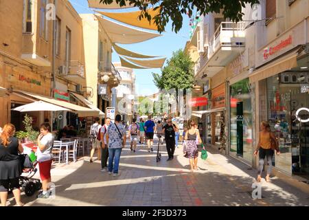 Octobre 03 2020 - NICOSIE/Chypre: Les gens marchent dans la rue Ledra. C'est la principale artère commerçante du centre de Nicosie Banque D'Images