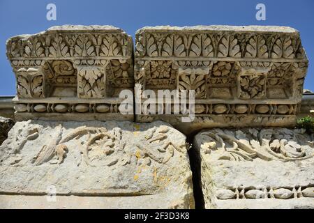 Saintes (centre-ouest de la France) : vestiges de bâtiments romains près de l'Arc de Germanicus, vestige de l'antiquité romaine, dans l'Esplanade André Malraux SQE Banque D'Images