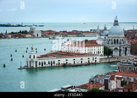 Paysage urbain de Venise, vue sur les vieux bâtiments pittoresques et la cathédrale Santa Maria della Salute depuis le clocher de la place Saint-Marc sous le beau Banque D'Images