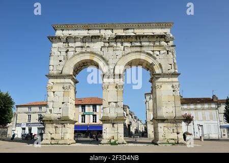 Saintes (centre-ouest de la France) : l'Arche de Germanicus, vestige de l'antiquité romaine, a été construite sur la rive droite de la Charente, sur l'Esplanade Banque D'Images